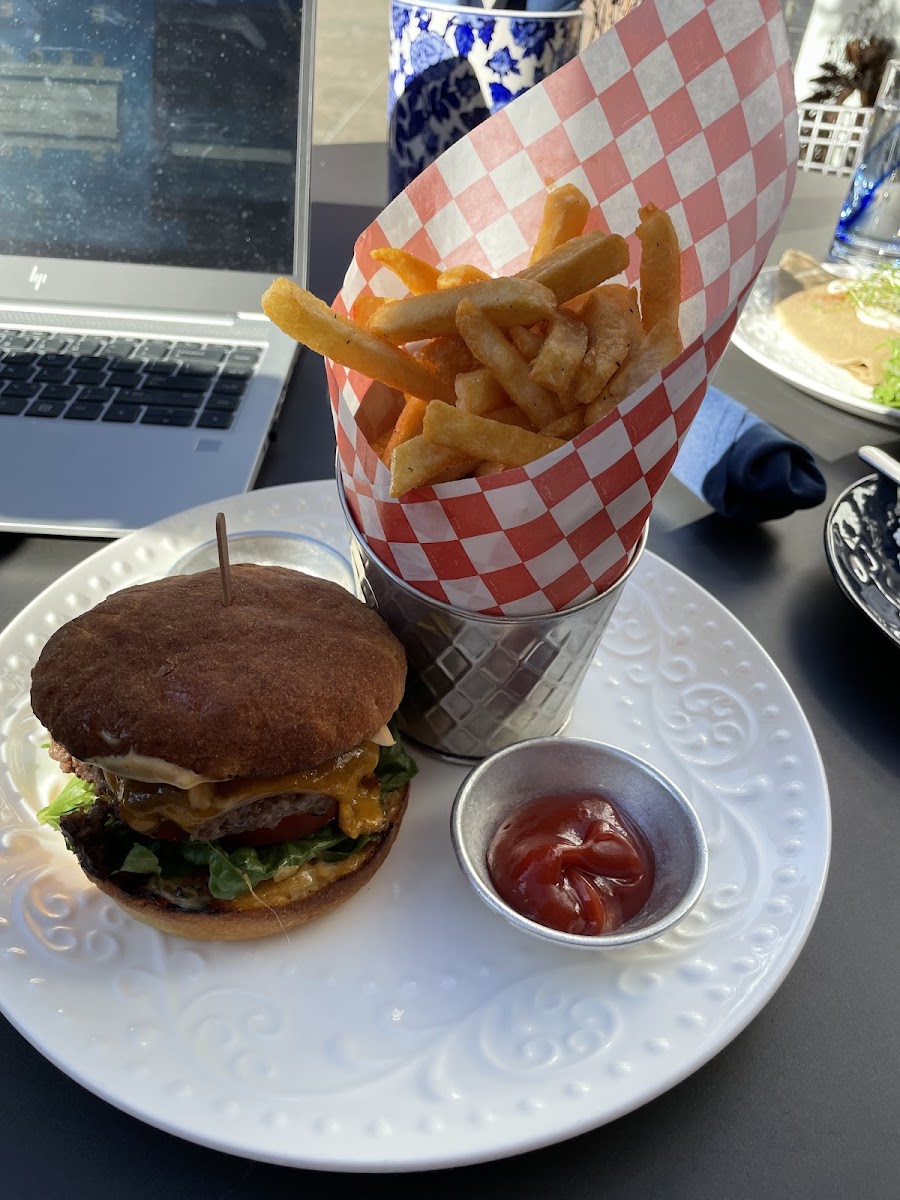 Maldon’s Cheeseburger & fries.