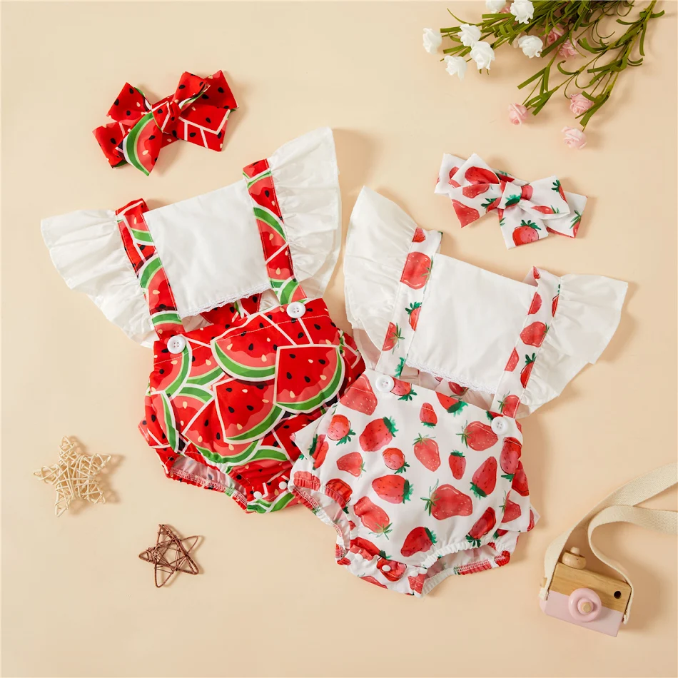 Conjunto infantil verão, estampa de melancia e morango, manga com babados, macacão com alças e faixa de cabelo