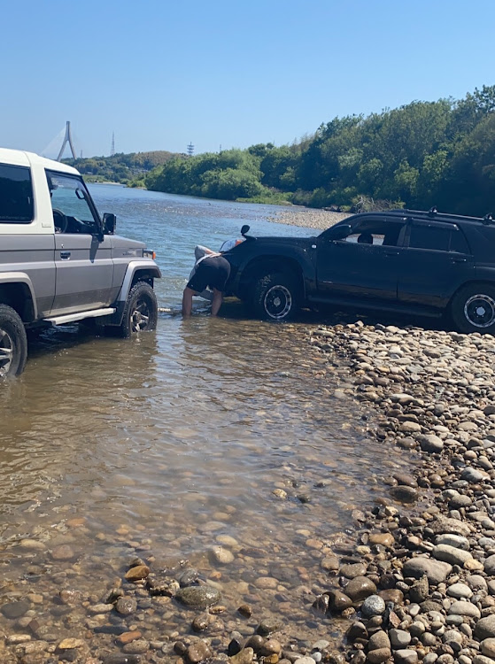 ハイラックスサーフのy川・流されかけた・オフロード・X-TRAIL・NT32に関するカスタム事例の投稿画像5枚目