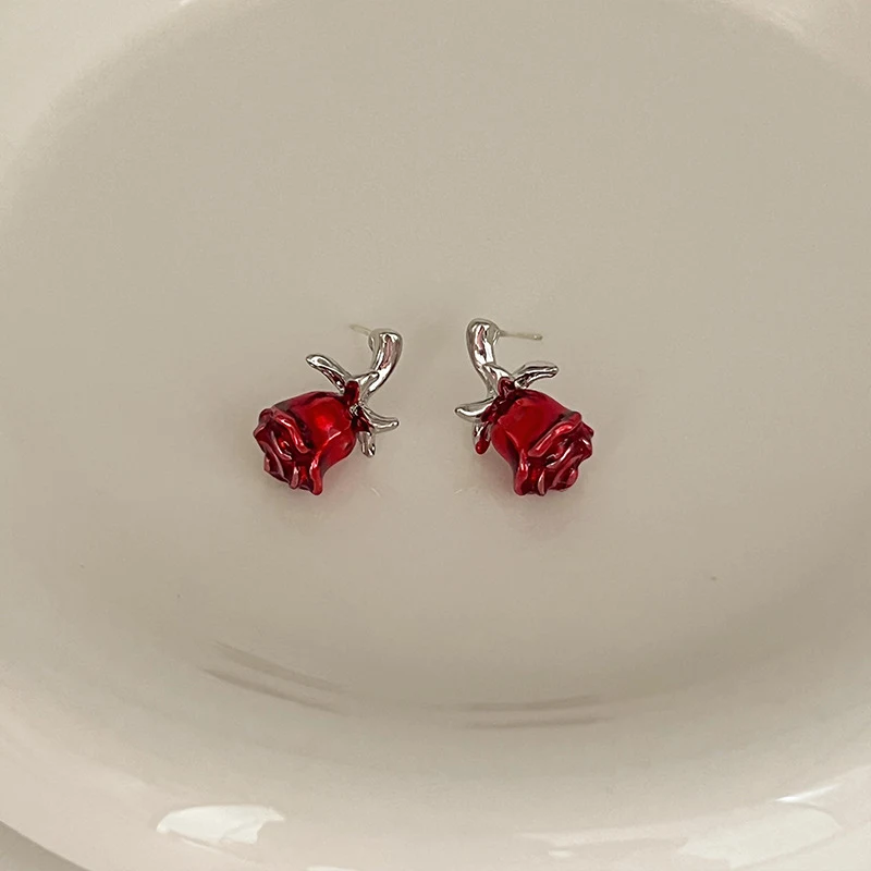 Pendientes de botón de plata con flor de rosa de aguja fina, elegancia natural para realzar tu estilo diario.
