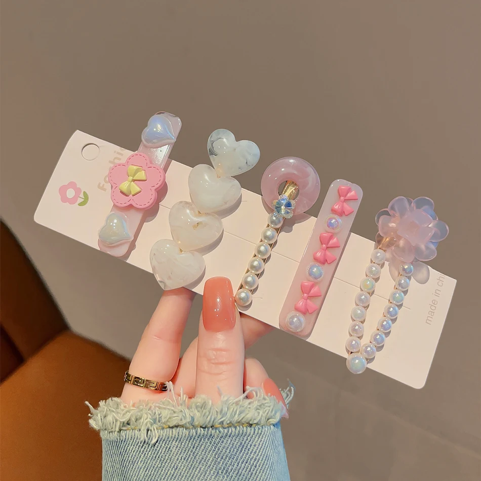 Ensemble de 5 barrettes en forme de cœur aux couleurs dopamine, mignonnes pour les mèches sur le côté. Ces barrettes sont adorables et faciles à utiliser.
