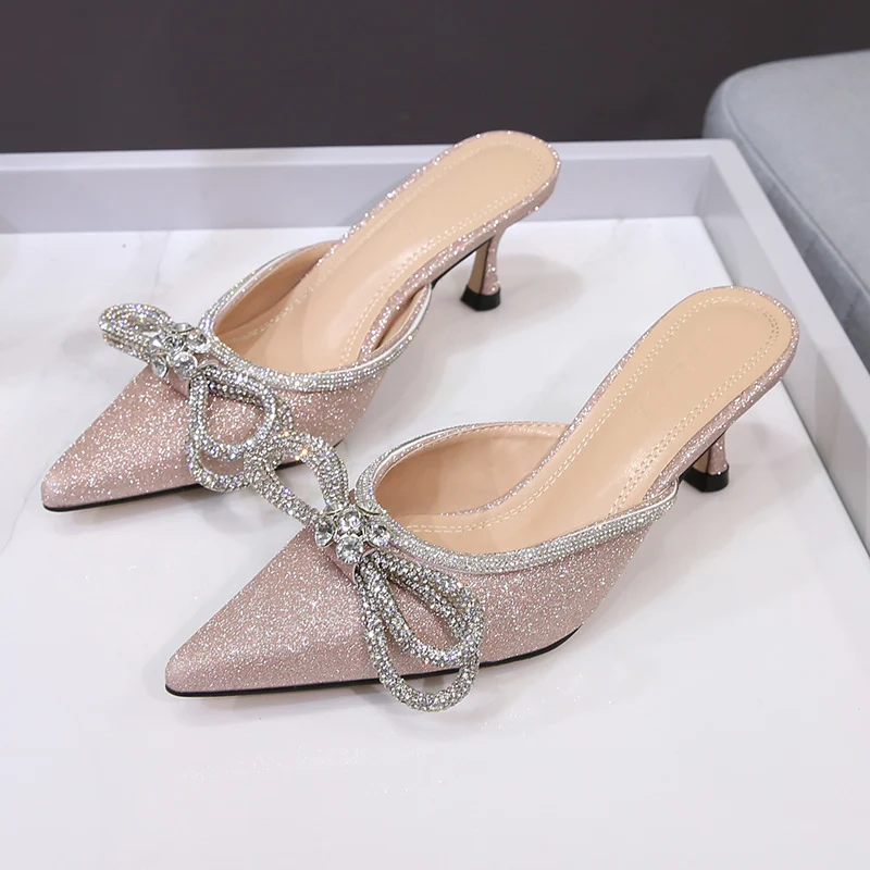 Dames sandalen met strass strik en satijnen neus. Elegant en sprankelend, ideaal voor speciale gelegenheden en een stijlvolle uitstraling.