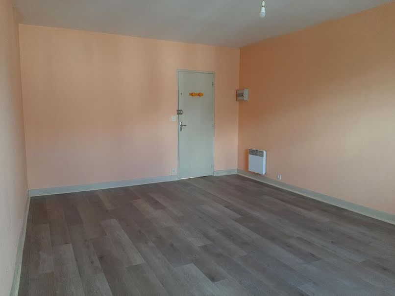 Location  appartement 1 pièce 25 m² à Nogent-sur-Vernisson (45290), 330 €