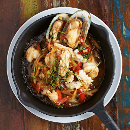 *Spicy Sizzling Seafood Pad Cha