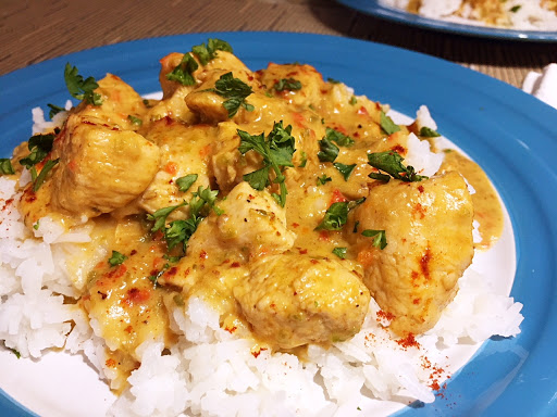 Rice with chicken on a blue plate.