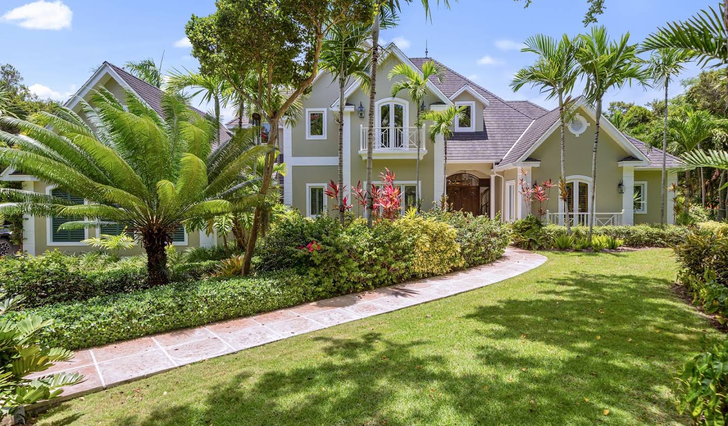 House with terrace Lyford Cay