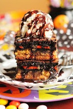 Ultimate Halloween Peanut Butter Oreo Brownie Bar was pinched from <a href="http://www.kevinandamanda.com/recipes/dessert/ultimate-halloween-peanut-butter-oreo-brownie-bar.html" target="_blank">www.kevinandamanda.com.</a>