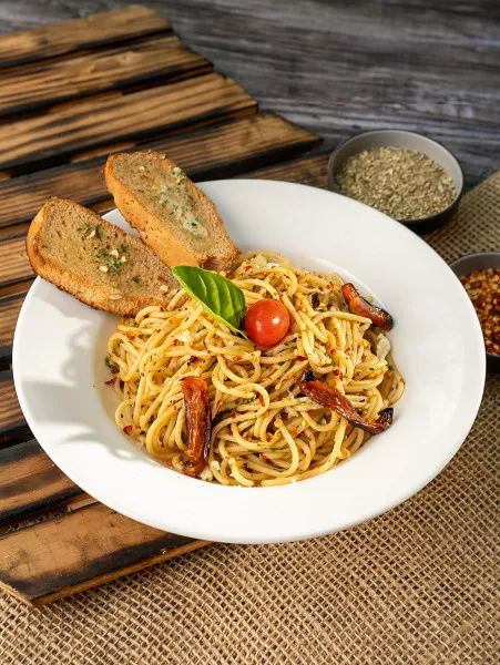 Spaghetti Aglio E Olio Peperoncino With Crisp Garlic Toast