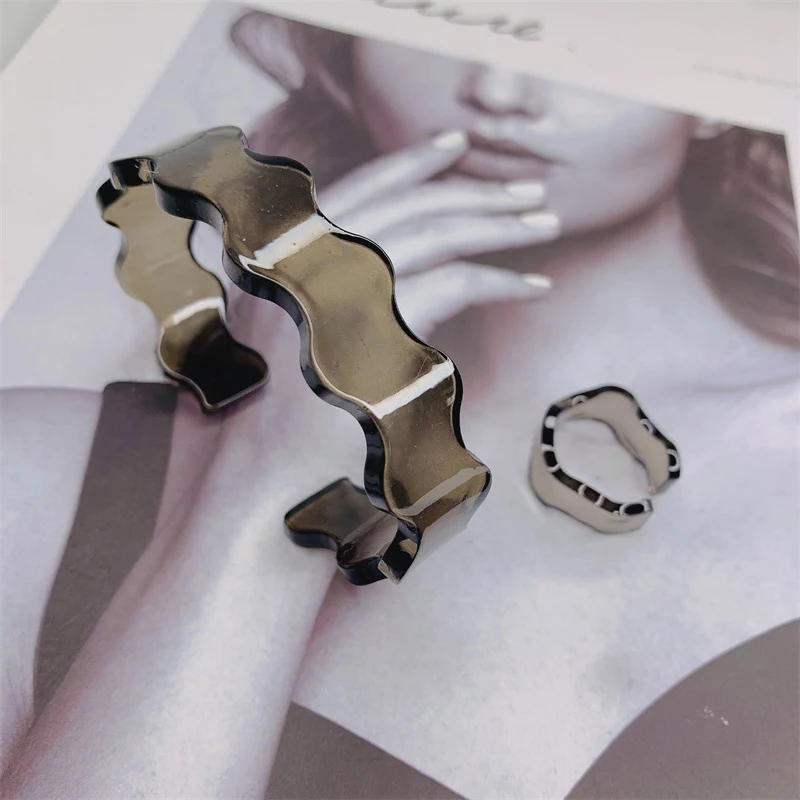 Resin Wave-Shape armband en ring voor dames. Een stijlvolle en moderne accessoire set. Verfraai je look met dit unieke sieraad en wees klaar om te stralen.