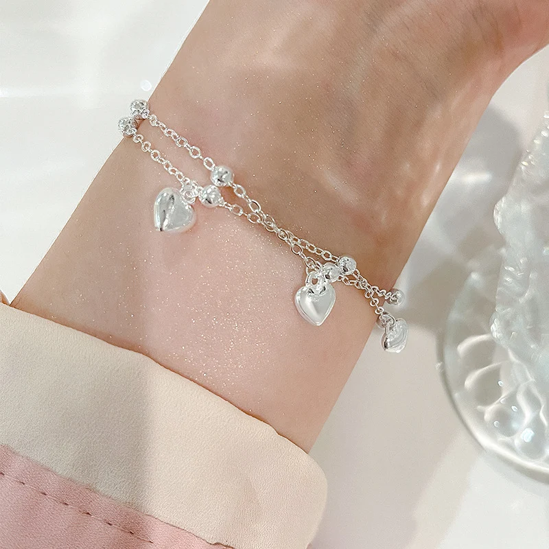 Bracelet design spécial cœur pêche en trois dimensions à double couche. Un bijou féminin unique, élégant et expressif pour toutes les occasions.