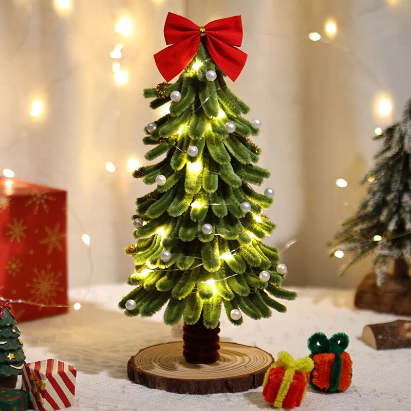 Petit mini sapin de Noël décoratif torsadé pour décorer tables et espaces réduits, créant une ambiance festive et chaleureuse.
