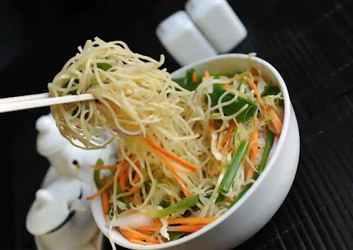 Wok Tossed Hakka Noodles Veg