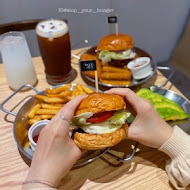 TakeOut Burger & Cafe(忠孝新生店)