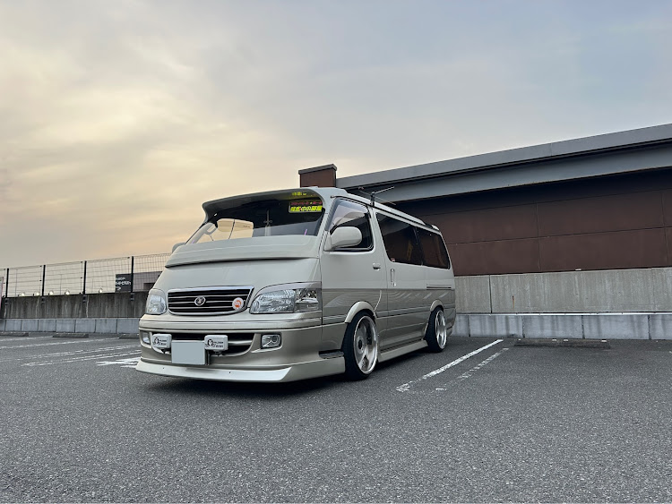 ハイエースバンのスマホ撮影・100系ハイエース・4月もよろしくお願い致します🌸に関するカスタム事例の投稿画像1枚目