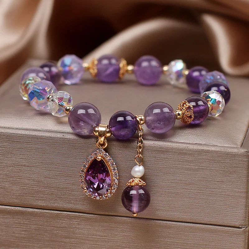 Sac à main diamant pour femmes et bracelet en quartz fraise naturel. L'accessoire parfait pour un look sophistiqué et unique.