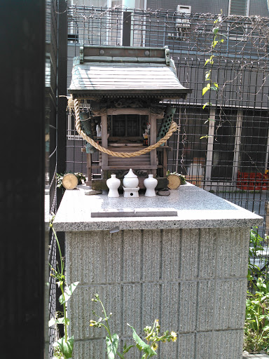 小さな祠