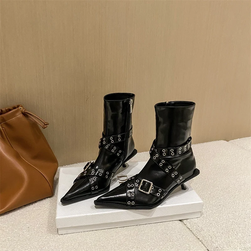 Title 1, Bottines femme à boucle croisée et talon aiguil...