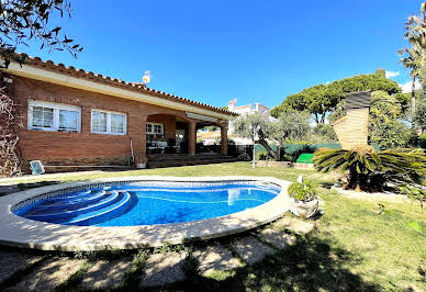 House with pool and garden 2