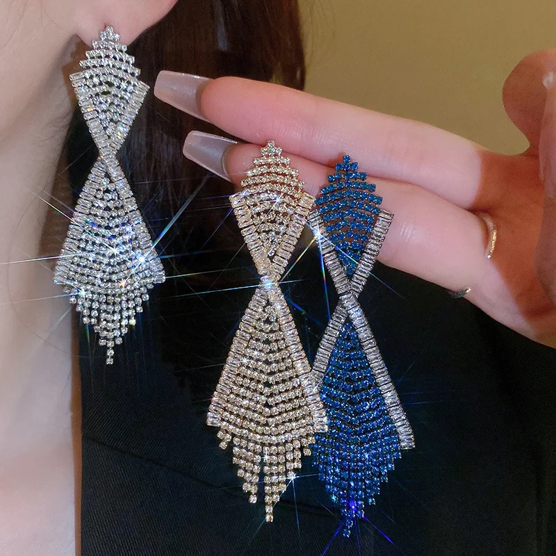 Orecchini lunghi con nappine e catena a artiglio con strass, un accessorio elegante e scintillante per completare il tuo look in modo unico.