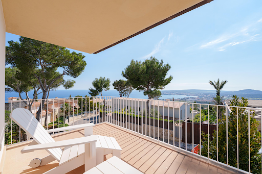 Seaside house with pool and garden 3