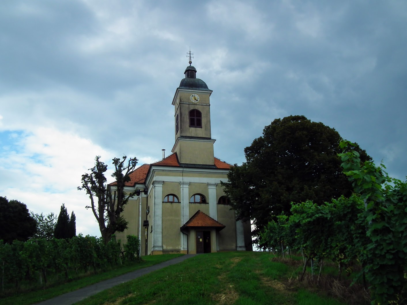 Kapelski vrh - Cerkev svete Marije Magdalene (Szent Mária Magdolna rk. templom)