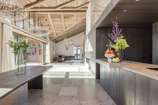 Modern living room with open kitchen, wooden beams - Prestige apartment / penthouse for sale in Bad Wiessee, 4 rooms, 3 bedrooms