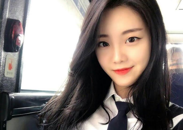 Korean Teen Girls - This Korean Flight Attendant Quit Her Job And Now She's Making $25,000 A  Month - Koreaboo