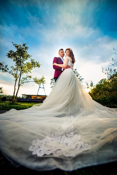 Wedding photographer Bita Corneliu (corneliu). Photo of 11 May 2019
