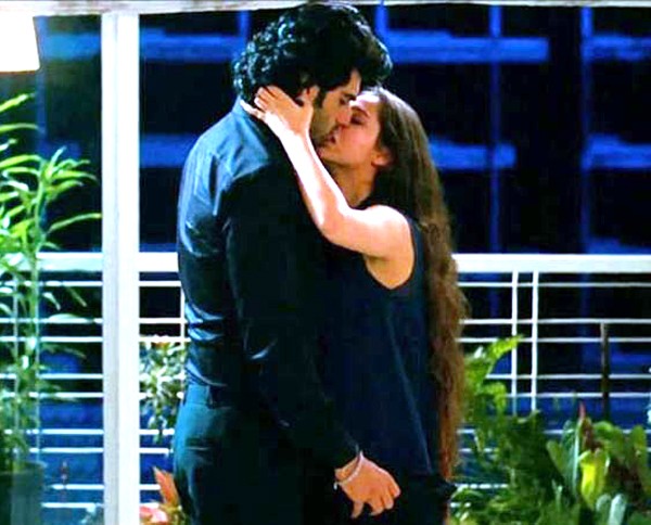 Sasha Agha & Arjun Kapoor kIss in Aurangjeb