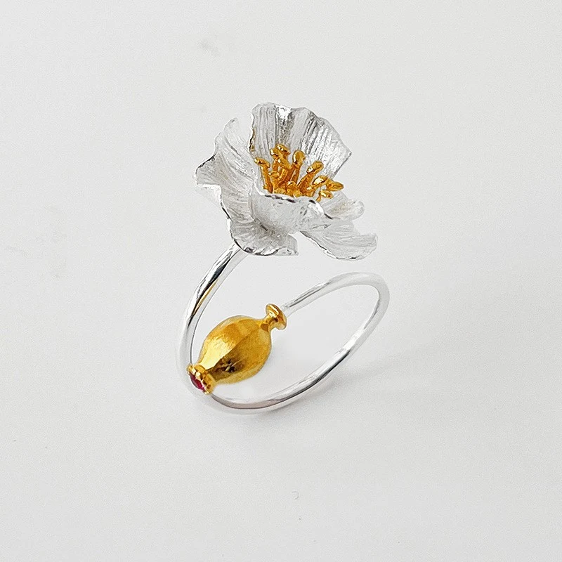 Platina vergulde gouden bloemenring voor dames. Een stijlvolle ring die je outfit verfraait en een vleugje elegantie toevoegt.