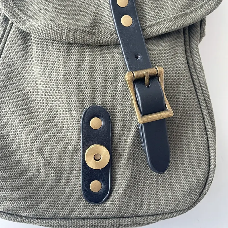 Sac bandoulière en toile rétro pour étudiants, style national artistique, décontracté et pratique pour un look tendance et quotidien.