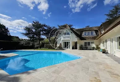 Maison avec piscine et jardin 7