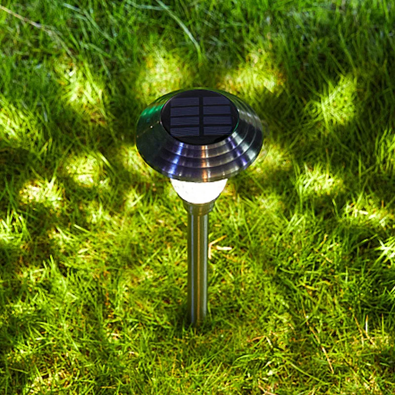 Zonne-gazonlamp voor uw tuin. Eenvoudige installatie, weerbestendig en energiezuinig voor een heldere nachtverlichting.