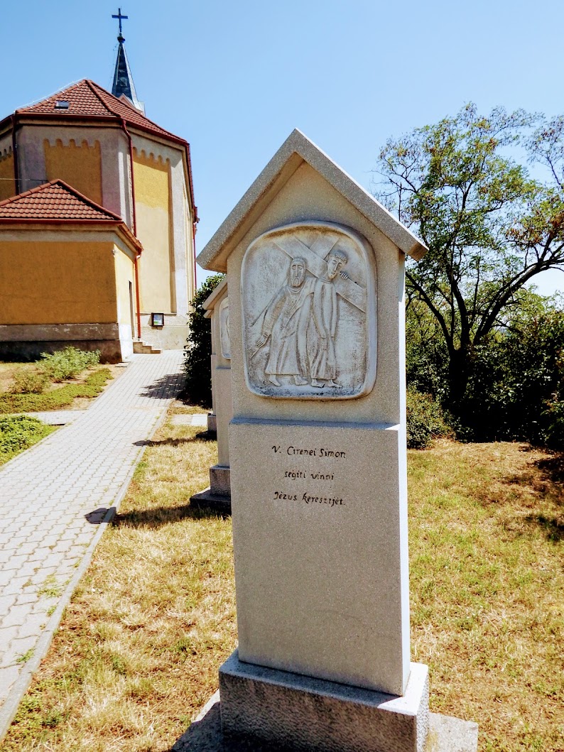 Sukoró - Loyolai Szent Ignác rk. templom és keresztút a templomkertben