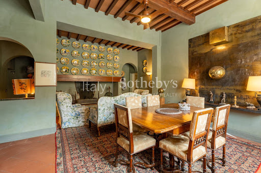 Seaside villa with garden 4