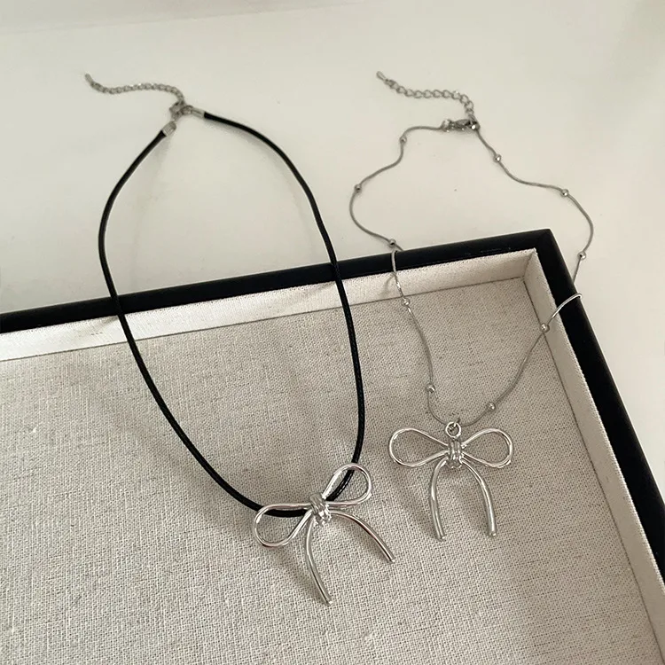 Ženska kožna ogrlica sa mašnom Elegantan dizajn, savršen dodatak za isticanje bilo koje odevne kombinacije. Sofisticiran detalj, idealan za poklon.