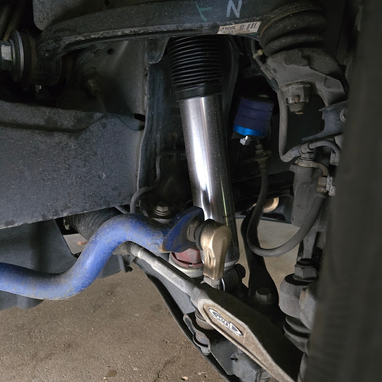 レジアスエースバンのショック交換・オーリンズDFV・アライメント調整・ブレーキ再調整・ステッカーもらいました。に関するカスタム事例の投稿画像2枚目