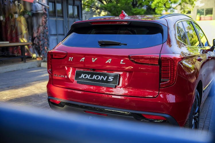 A gloss black finish is applied to the roof rails and rear bumper garnish.