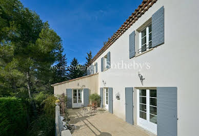 Maison avec piscine et jardin 8