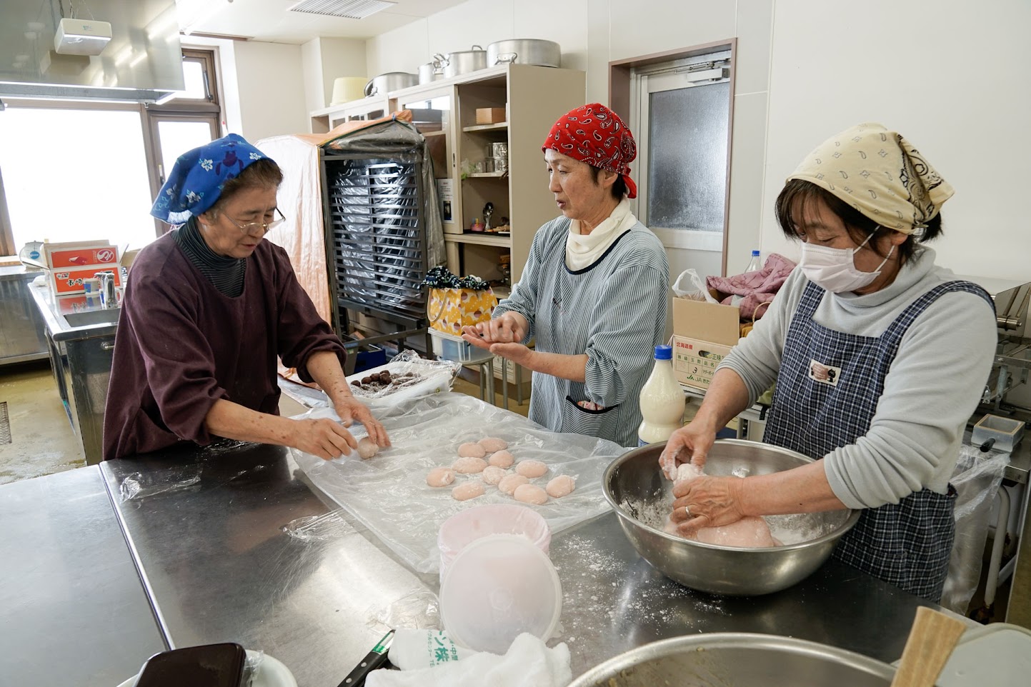 餅を丸めて平らにする