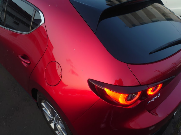 MAZDA3のソウルレッドクリスタルメタリック・ハーフリアショット・ポリッシャー買った・アコードワゴン CF2・ミナトワークスに関するカスタム事例の投稿画像1枚目