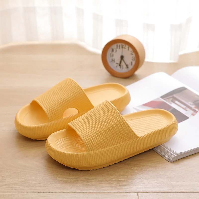 Title 7, Sommerliche EVA-Bade-Hausschuhe und -Sandalen. ...
