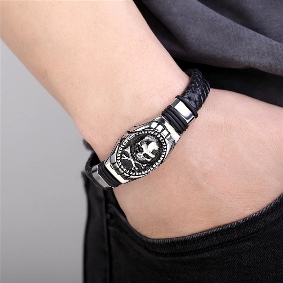 Bracciale Teschio Punk Creativo Acciaio Inossidabile Chiusura Magnetica. Un accessorio audace per uomini, unisce stile ribelle e praticità.