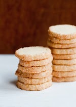 Double Vanilla Sables Cookies {Heilala Vanilla Giveaway} was pinched from <a href="http://cafejohnsonia.com/2013/12/heilala-double-vanilla-sables-cookies.html" target="_blank">cafejohnsonia.com.</a>