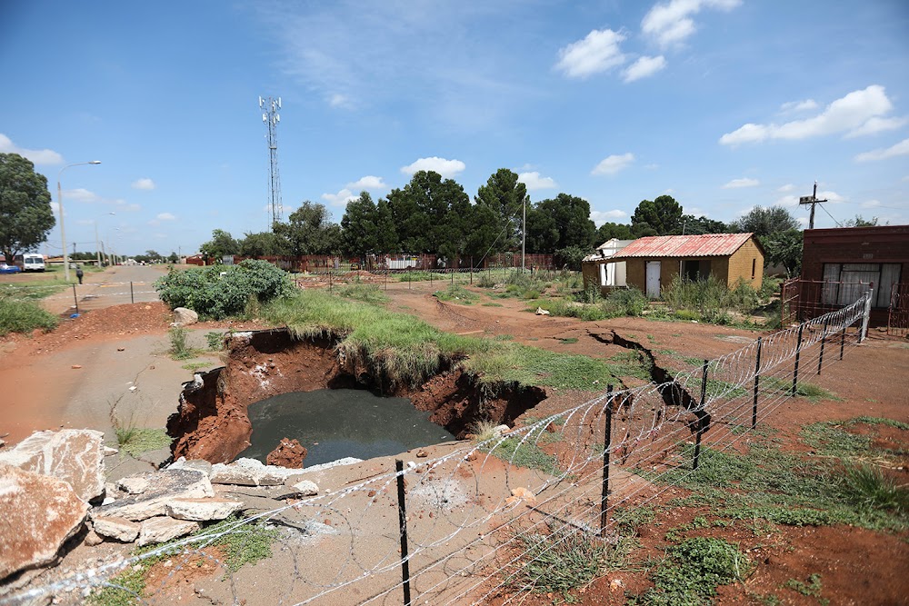 Sinkhole leads to 'indefinite' closure of Khutsong West Clinic