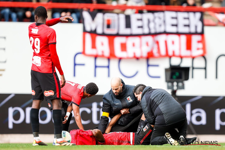 Opschudding in het Edmond Machtensstadion: speler met zware knieblessure weggedragen op draagberrie