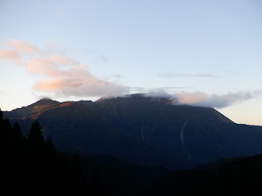 朝日に照らされる伊吹山