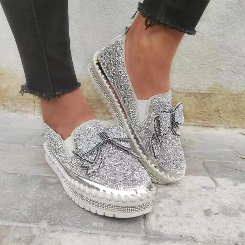 Chaussure unique à semelle épaisse, nœud paresseux en strass, parfait pour un look décontracté et scintillant. Confort et style assurés.