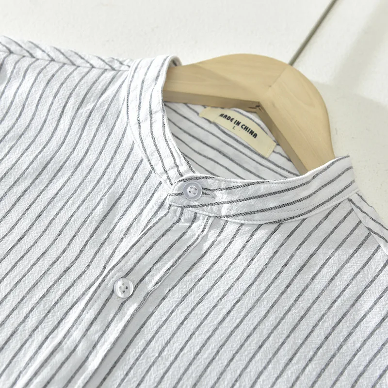 Heren casual overhemd van katoen met strepen en medailles, opstaande kraag. Comfortabel en stijlvol voor dagelijks gebruik. Perfect voor een relaxte look.