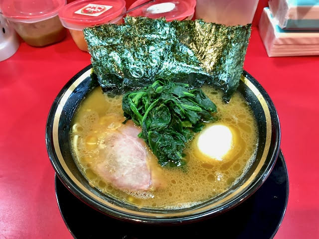 とらきち家のラーメン。家系ラーメンらしく海苔が刺さってる。